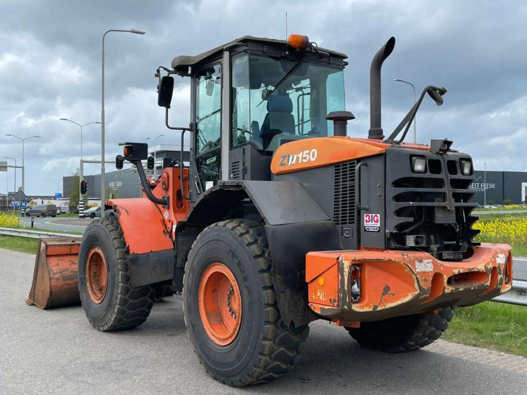 Hitachi ZW150 Photo 3