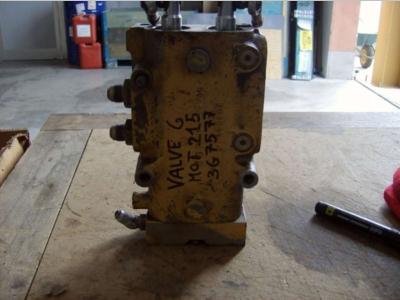 Hydraulic distributor for Caterpillar 215 sold by CERVETTI TRACTOR Srl