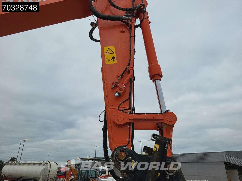 Hitachi ZX250 LC -6 Roto + Bucket Photo 12