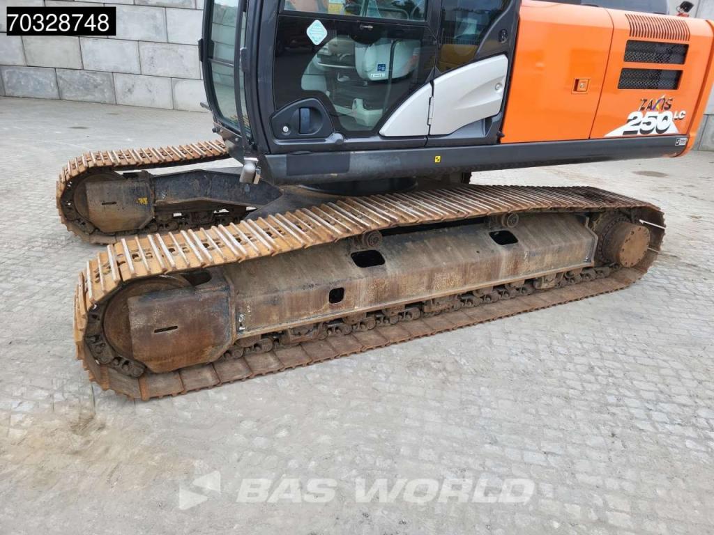 Hitachi ZX250 LC -6 Roto + Bucket Photo 19