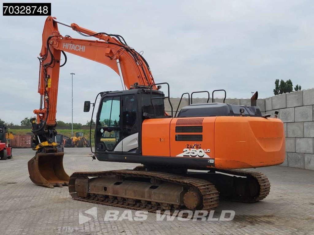 Hitachi ZX250 LC -6 Roto + Bucket Photo 2