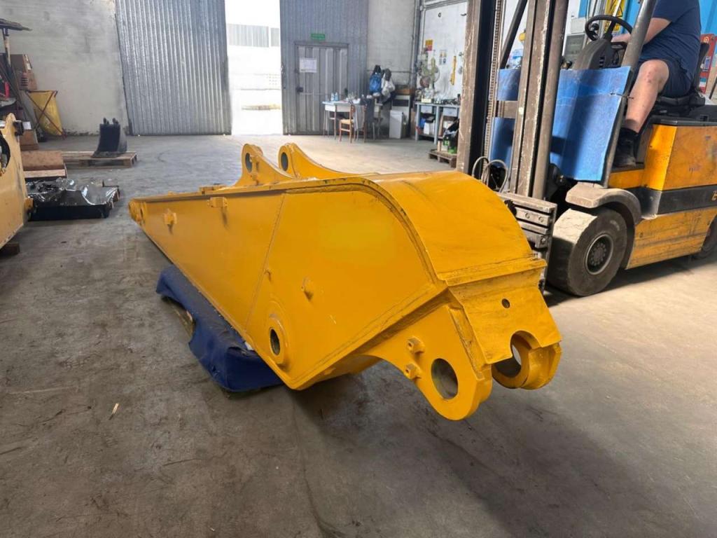 Komatsu PC210 Photo 2