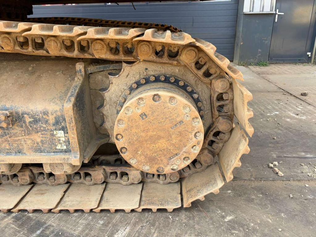 Hitachi ZX300LCN-6 Photo 12