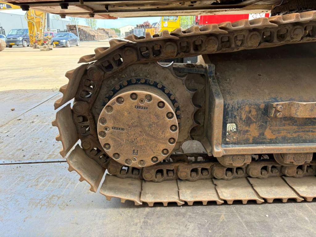 Hitachi ZX300LCN-6 Photo 15