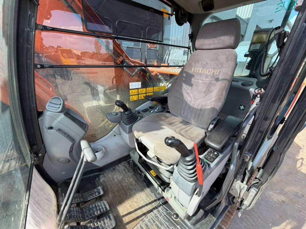 Hitachi ZX300LCN-6 Photo 21