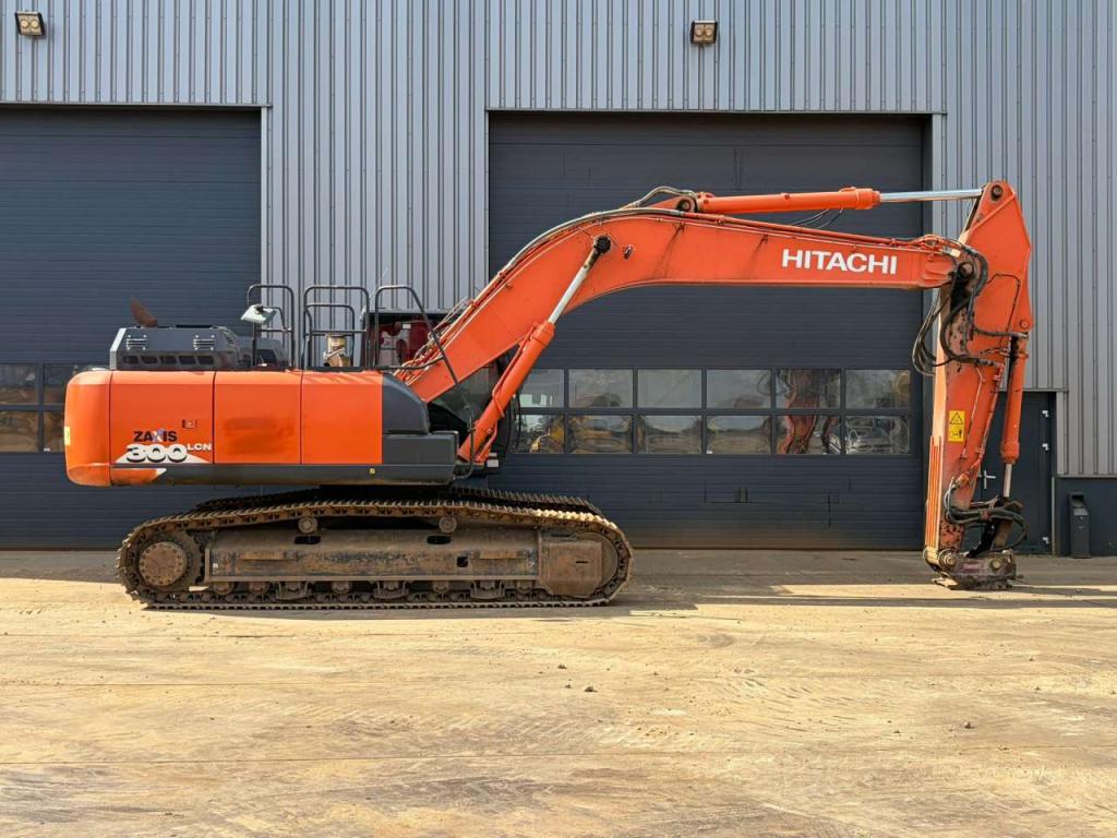 Hitachi ZX300LCN-6 Photo 6