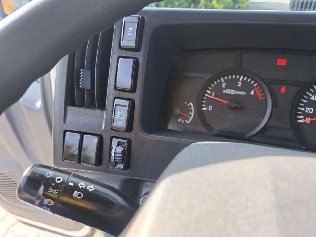 Isuzu L35 Photo 26