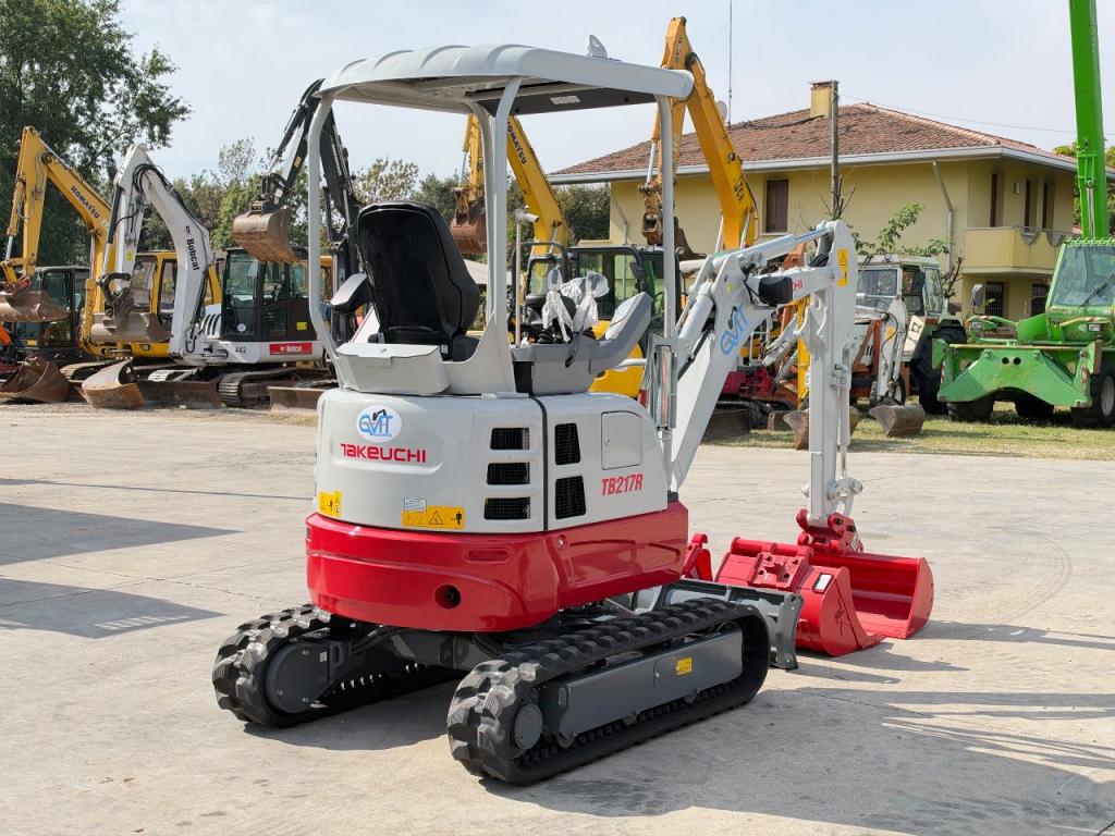 Takeuchi TB217R Photo 4