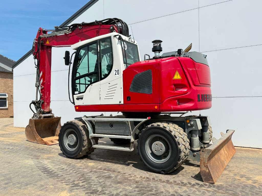 Liebherr A918 Compact Litronic - Likufix / Triple Boom Photo 3