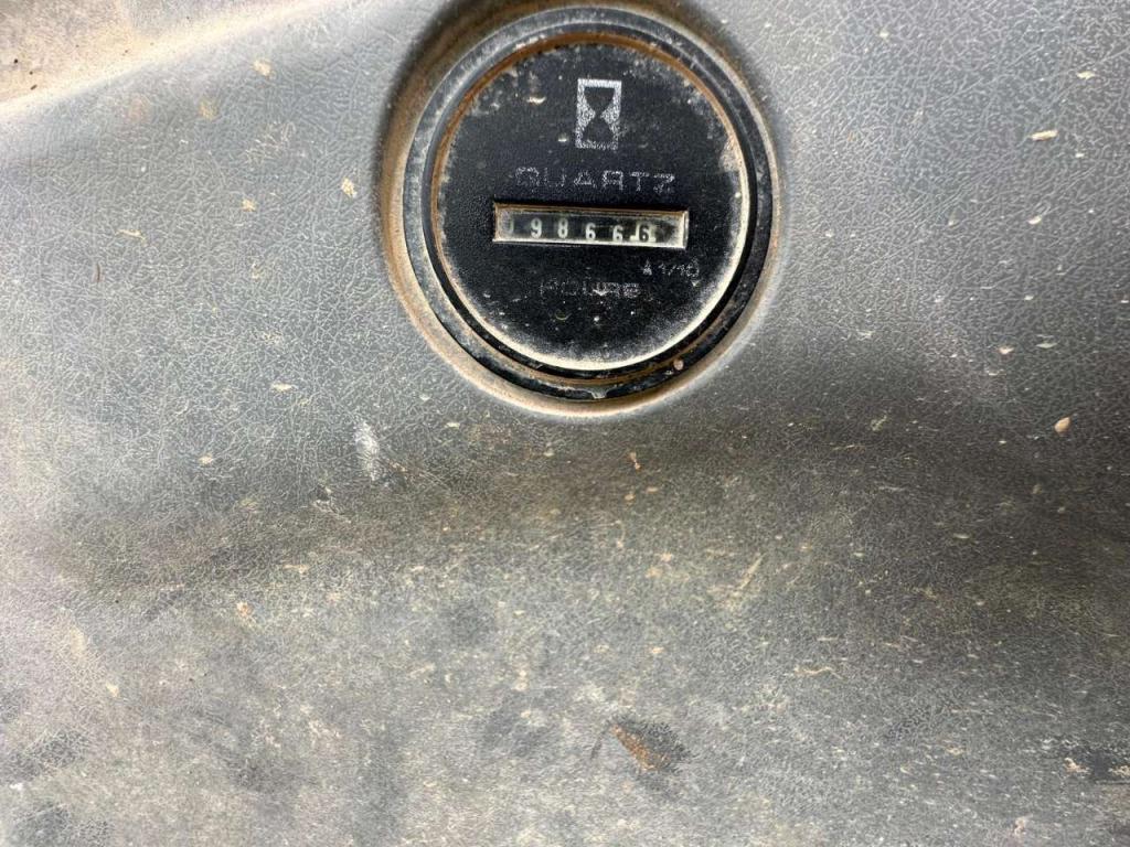 New Holland 305 Photo 8