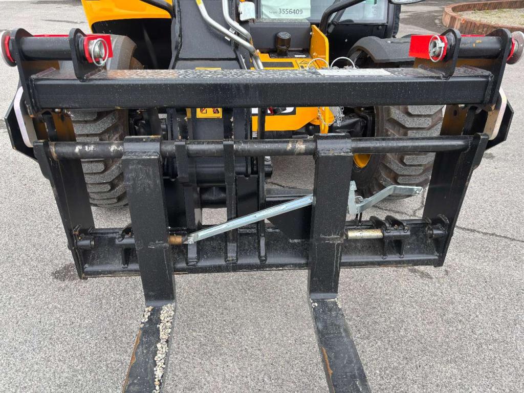 JCB 525-60 Hi-Viz Photo 11