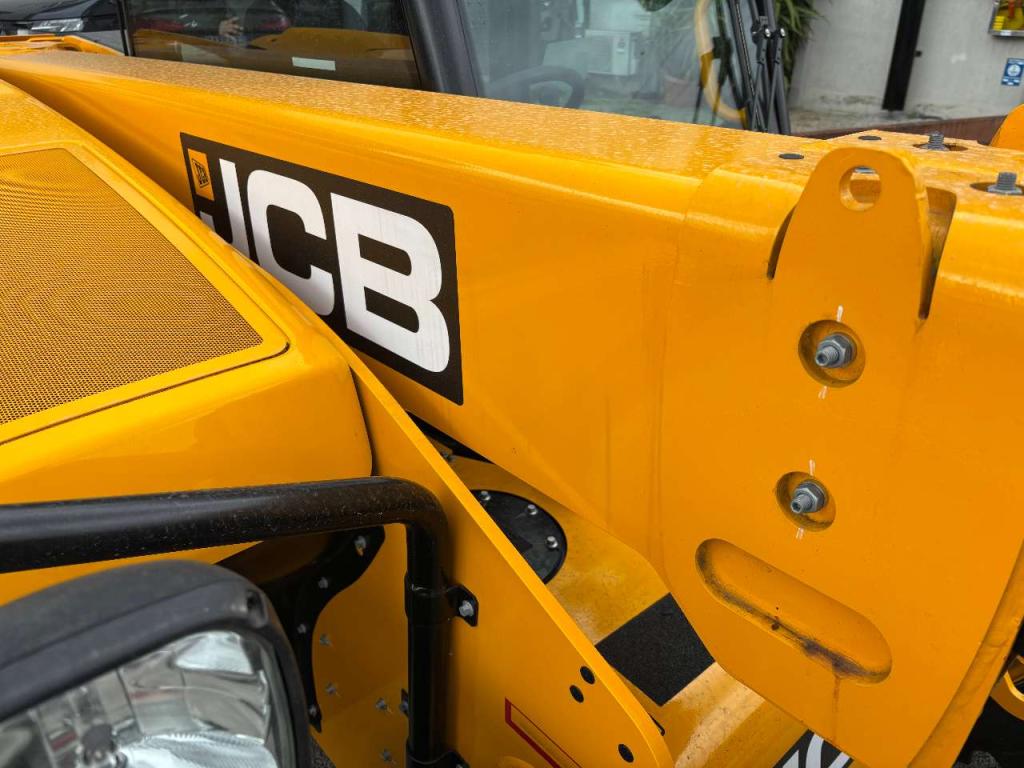 JCB 525-60 Hi-Viz Photo 8