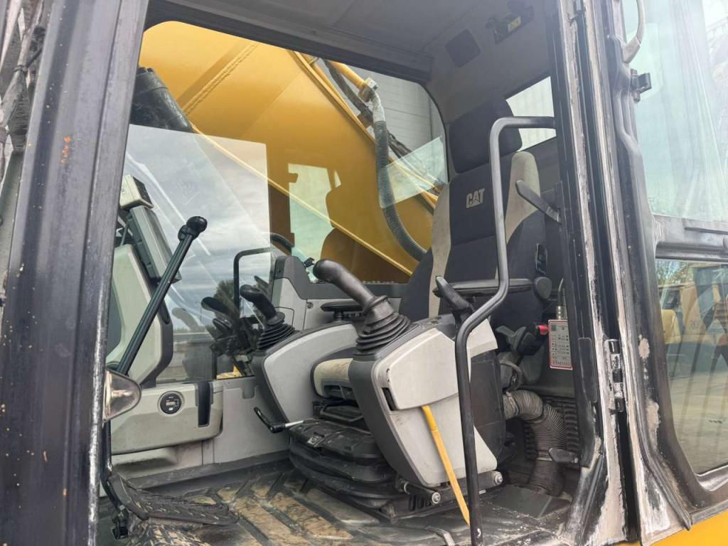 Caterpillar 336FL Tracked material handler Photo 11