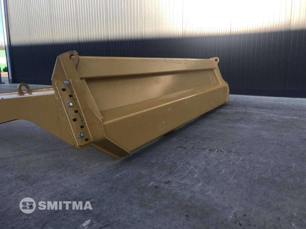 Rear hatch for Caterpillar 735C Photo 2