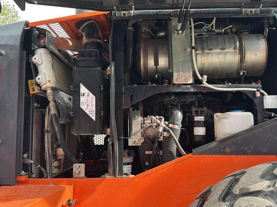 Hitachi ZW180-6 Photo 12