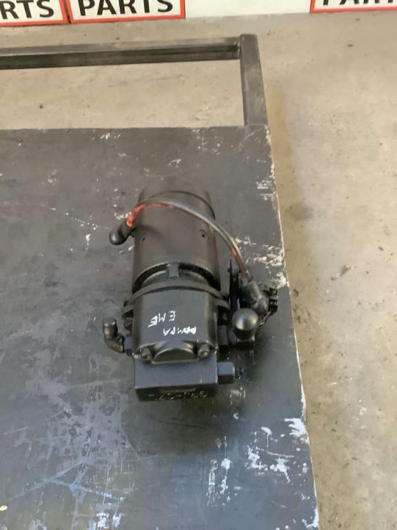 Emergency hydraulic pump for Hitachi ZW250-6 Photo 2