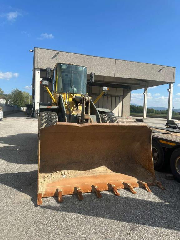 Komatsu WA270 Photo 2