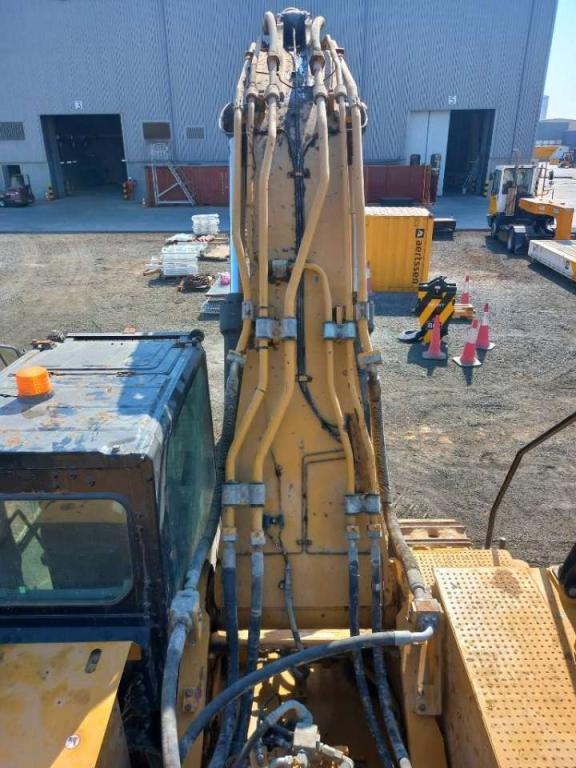 Caterpillar 350 (Abu Dhabi) Photo 7