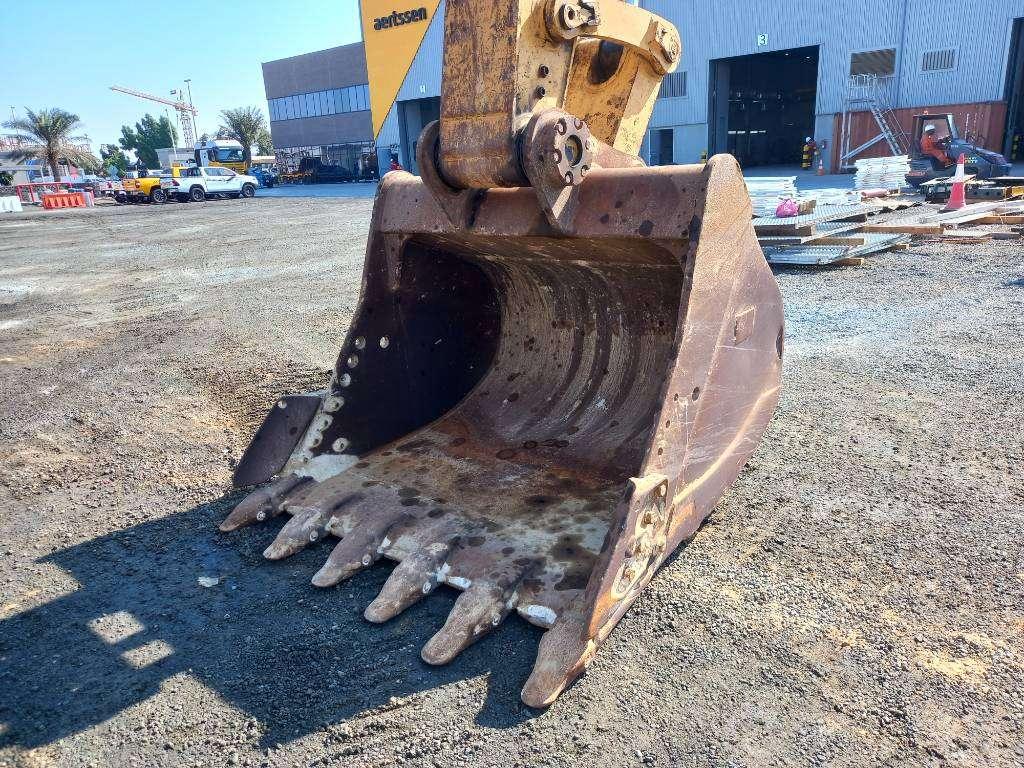 Caterpillar 350 (Abu Dhabi) Photo 8
