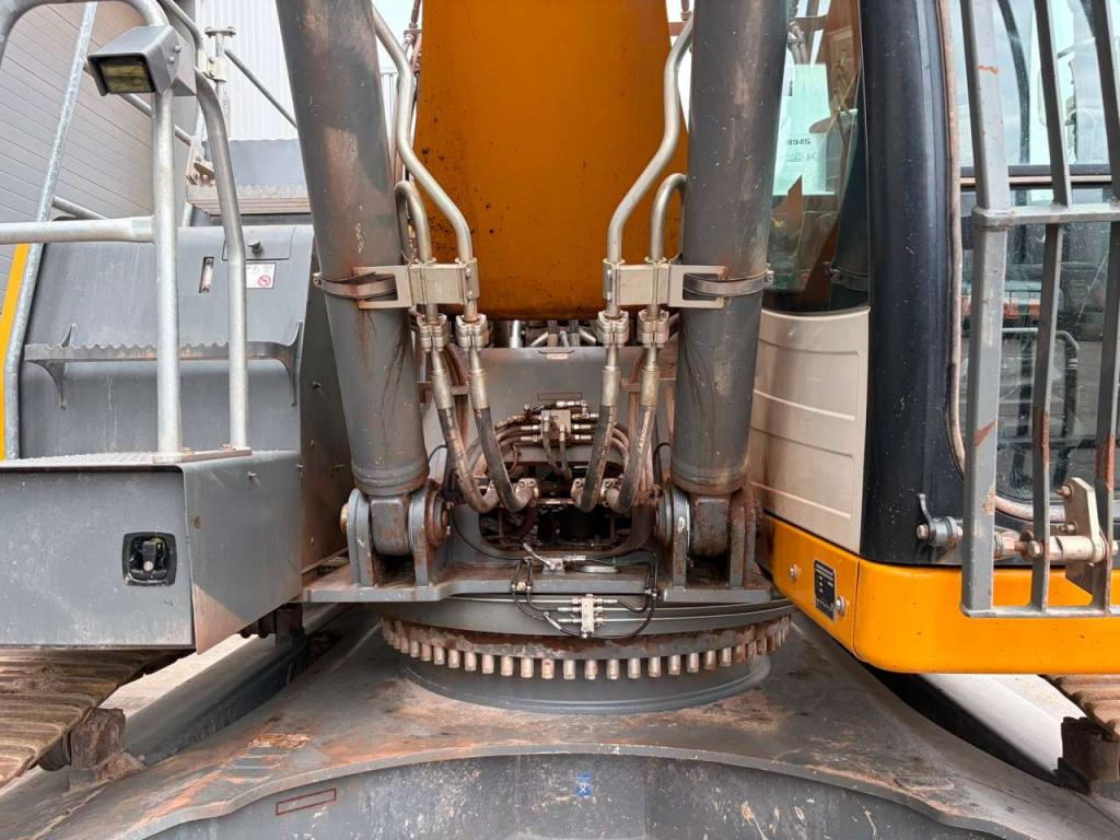 Liebherr R945 S-HD Photo 9