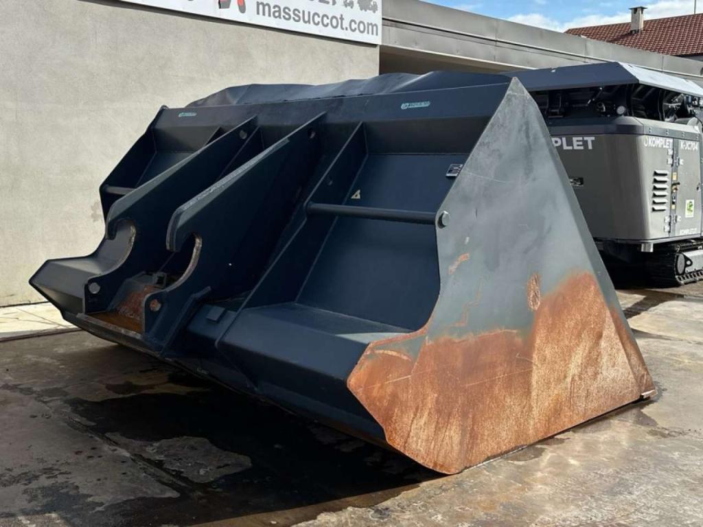 LT 8000 Loader bucket Photo 4