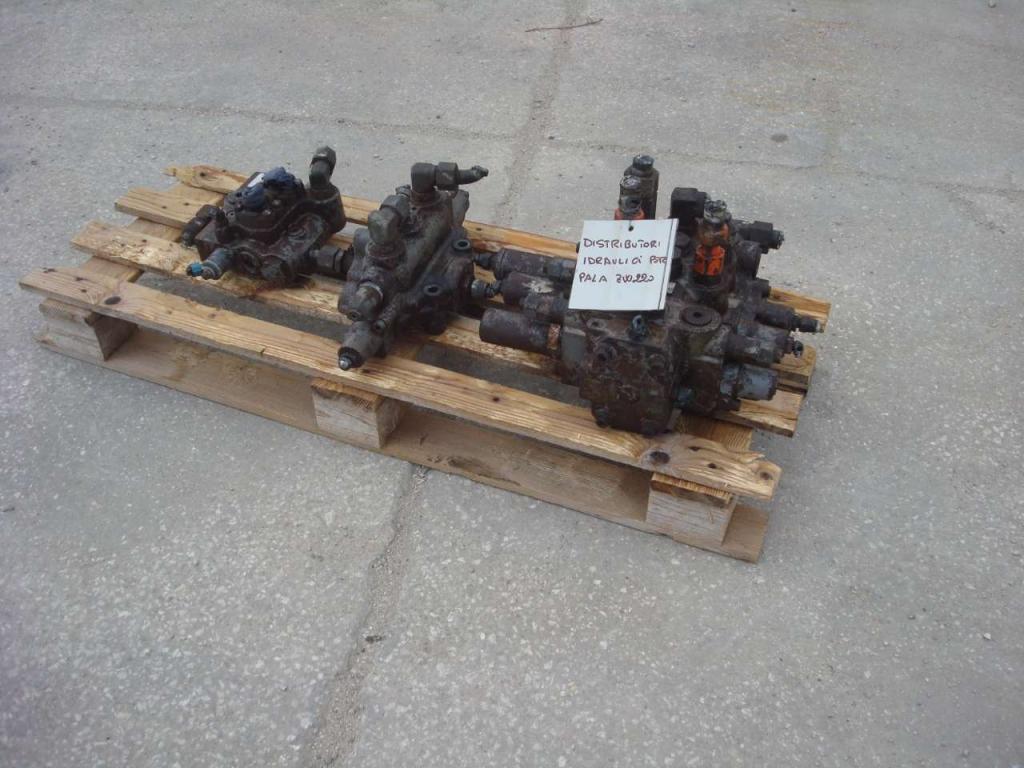 Hydraulic distributor for Hitachi ZW220 Photo 1