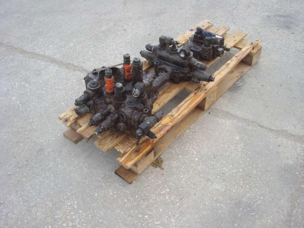 Hydraulic distributor for Hitachi ZW220 Photo 6