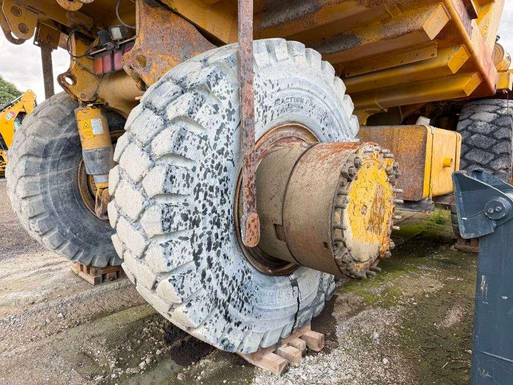 Komatsu HD605-5 **Engine broken** Spare parts for sale! Photo 25