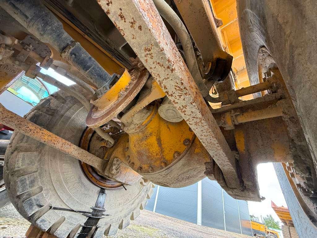 Komatsu HD605-5 **Engine broken** Spare parts for sale! Photo 27