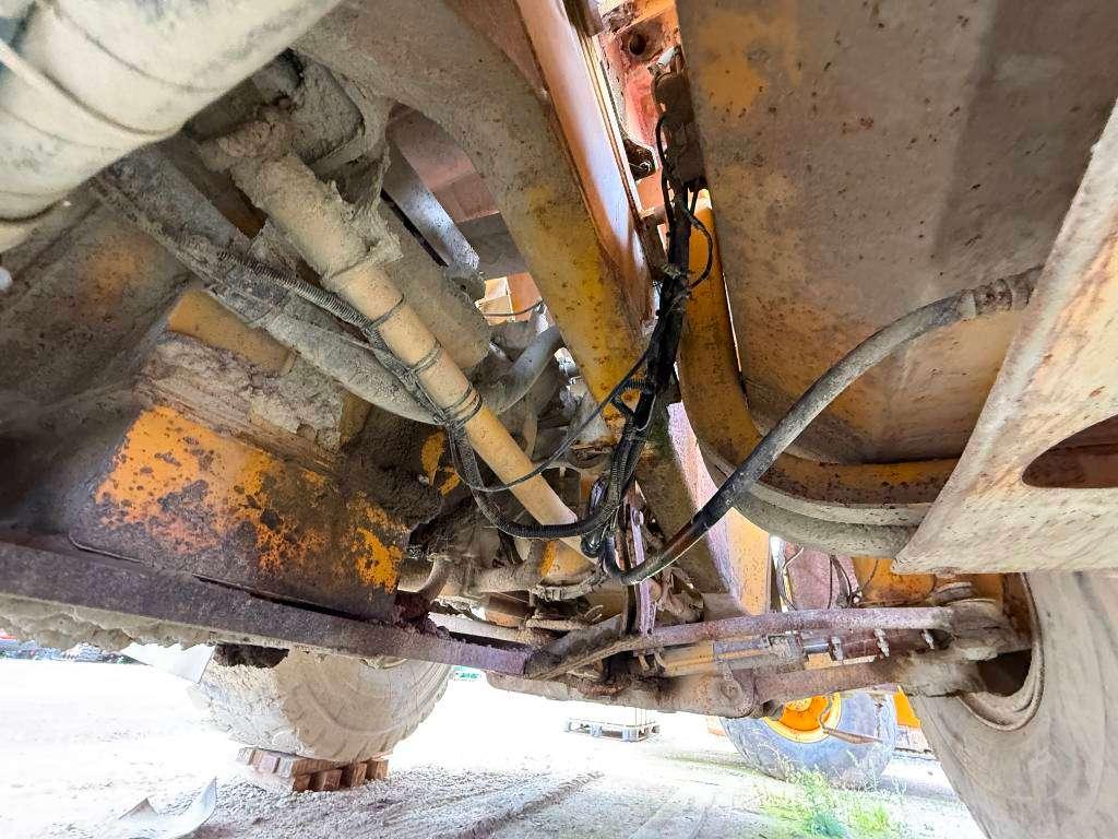 Komatsu HD605-5 **Engine broken** Spare parts for sale! Photo 30