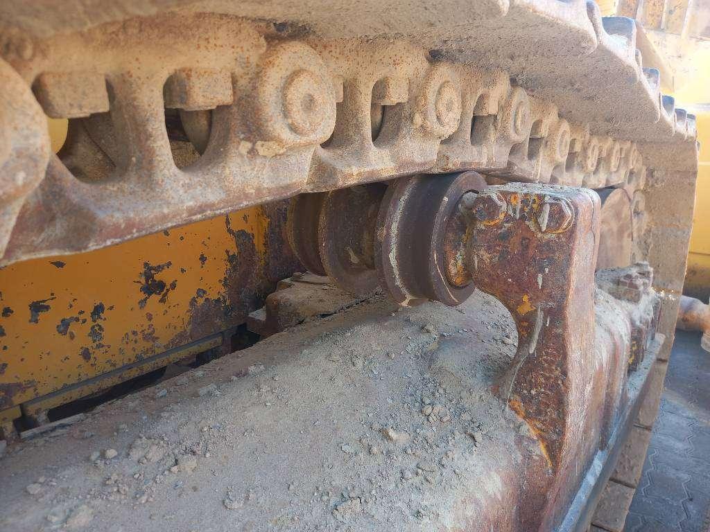 Komatsu D155A-6R (4pcs available for sale in Abu Dhabi) Photo 10