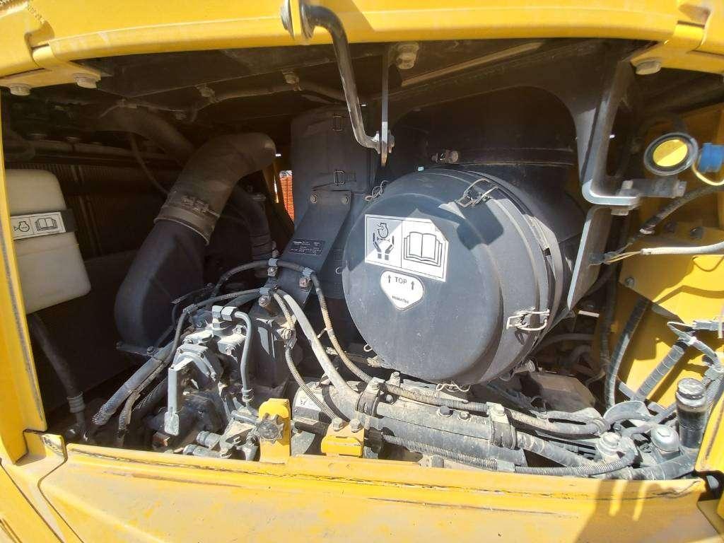 Komatsu D155A-6R (4pcs available for sale in Abu Dhabi) Photo 11