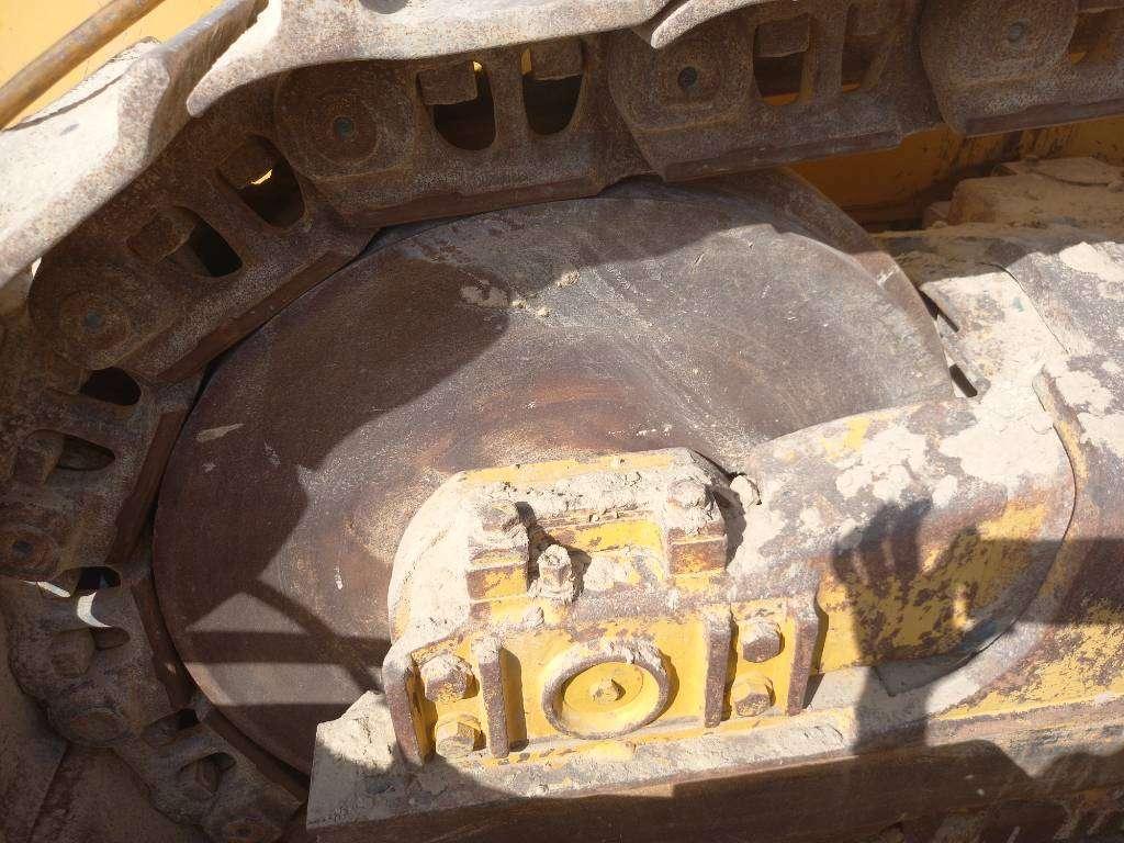 Komatsu D155A-6R (4pcs available for sale in Abu Dhabi) Photo 13