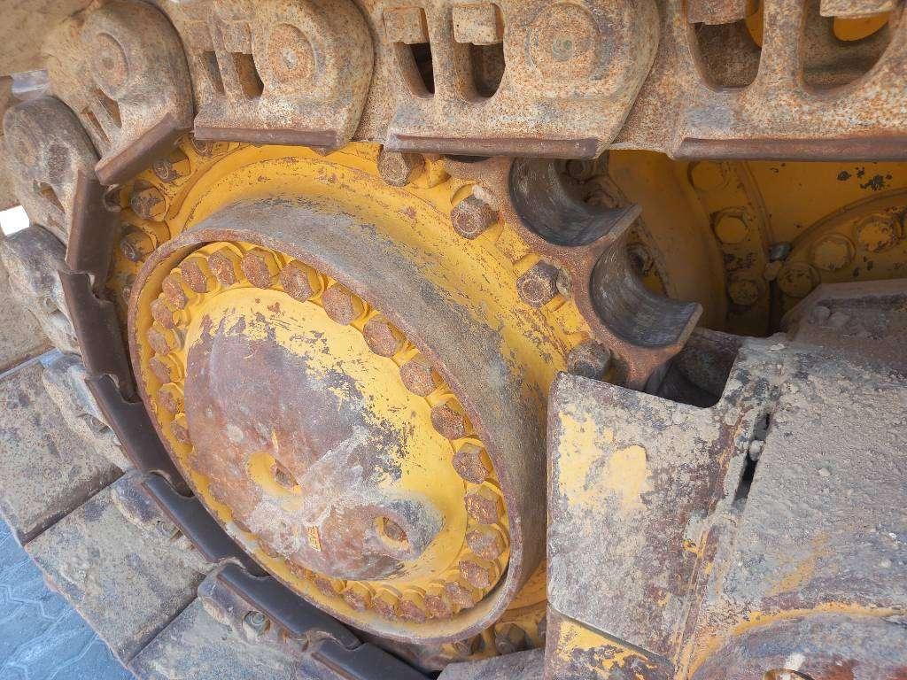 Komatsu D155A-6R (4pcs available for sale in Abu Dhabi) Photo 16