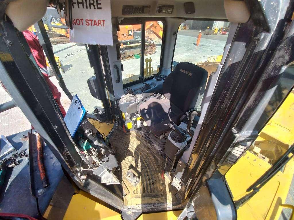 Komatsu D155A-6R (4pcs available for sale in Abu Dhabi) Photo 18