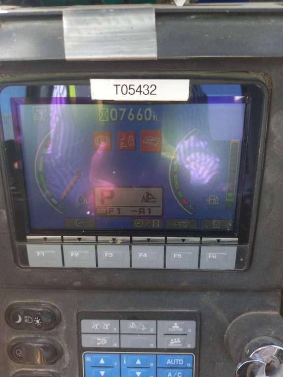 Komatsu D155A-6R (4pcs available for sale in Abu Dhabi) Photo 20