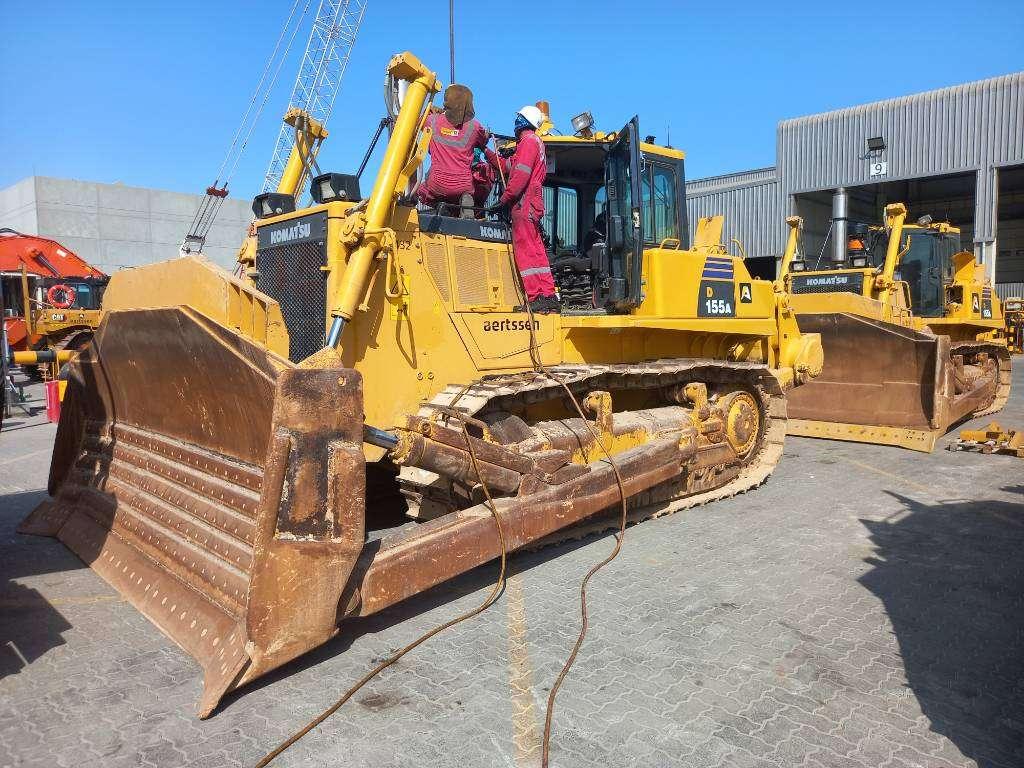 Komatsu D155A-6R (4pcs available for sale in Abu Dhabi) Photo 6