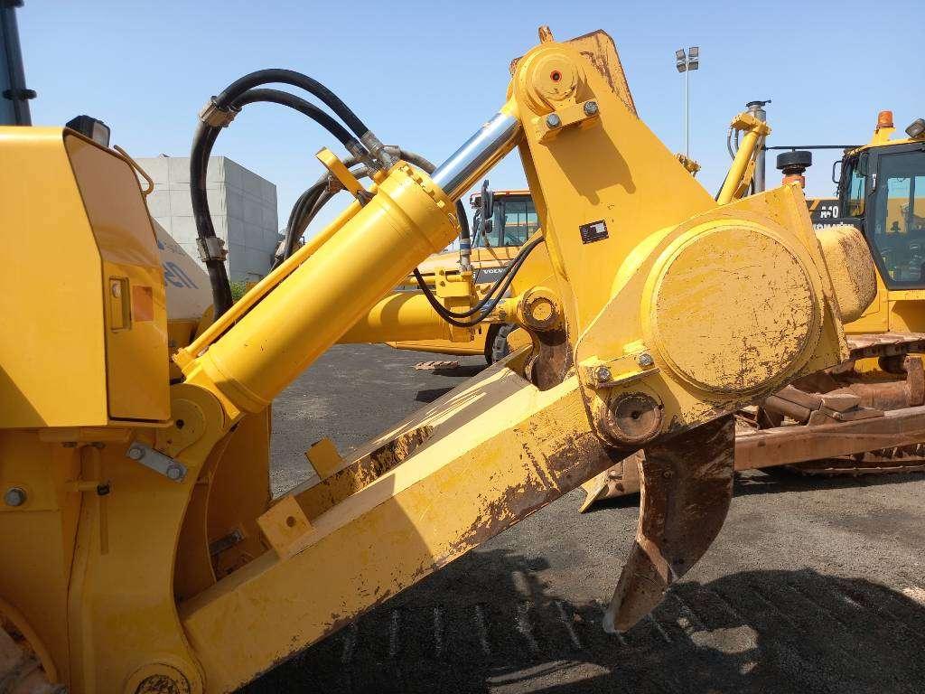 Komatsu D155A-6R (4pcs available for sale in Abu Dhabi) Photo 7
