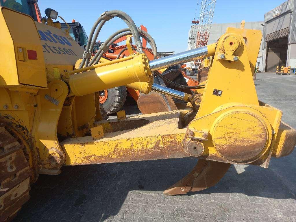 Komatsu D155A-6R (4pcs available for sale in Abu Dhabi) Photo 9