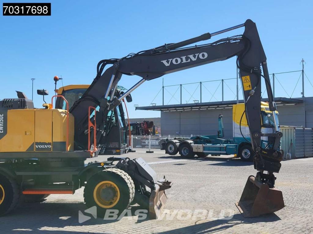 Volvo EWR150 E Outriggers + Blade Photo 11