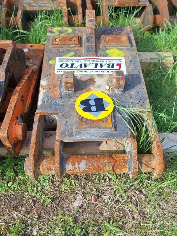 S2 for 25-32 ton excavators Attachment plate Photo 4