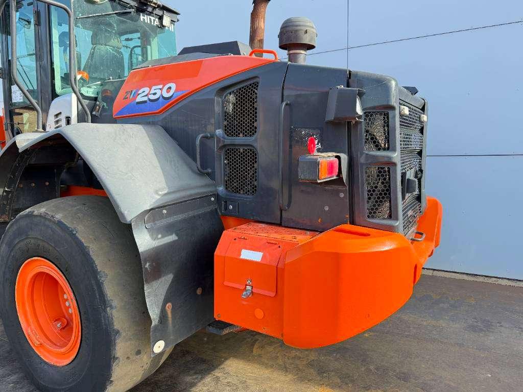 Hitachi ZW250-6 - CDC / 3rd Function / Auto Greasing Photo 20