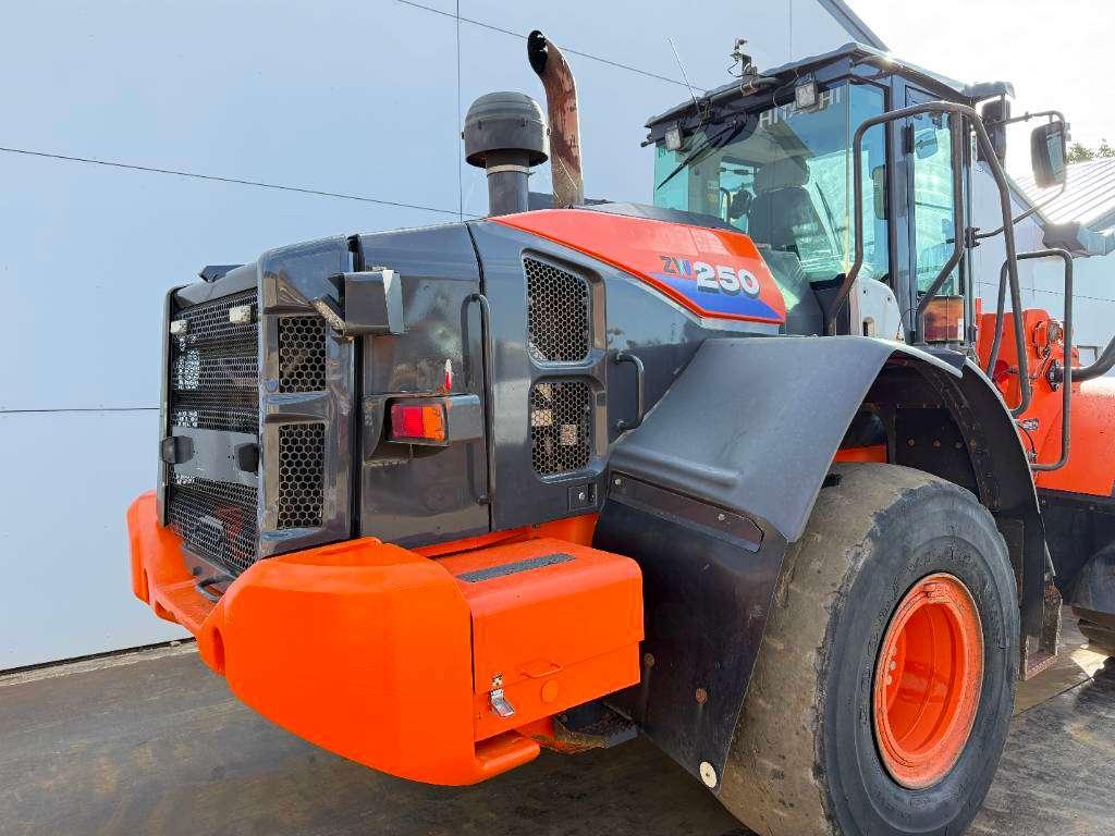Hitachi ZW250-6 - CDC / 3rd Function / Auto Greasing Photo 21