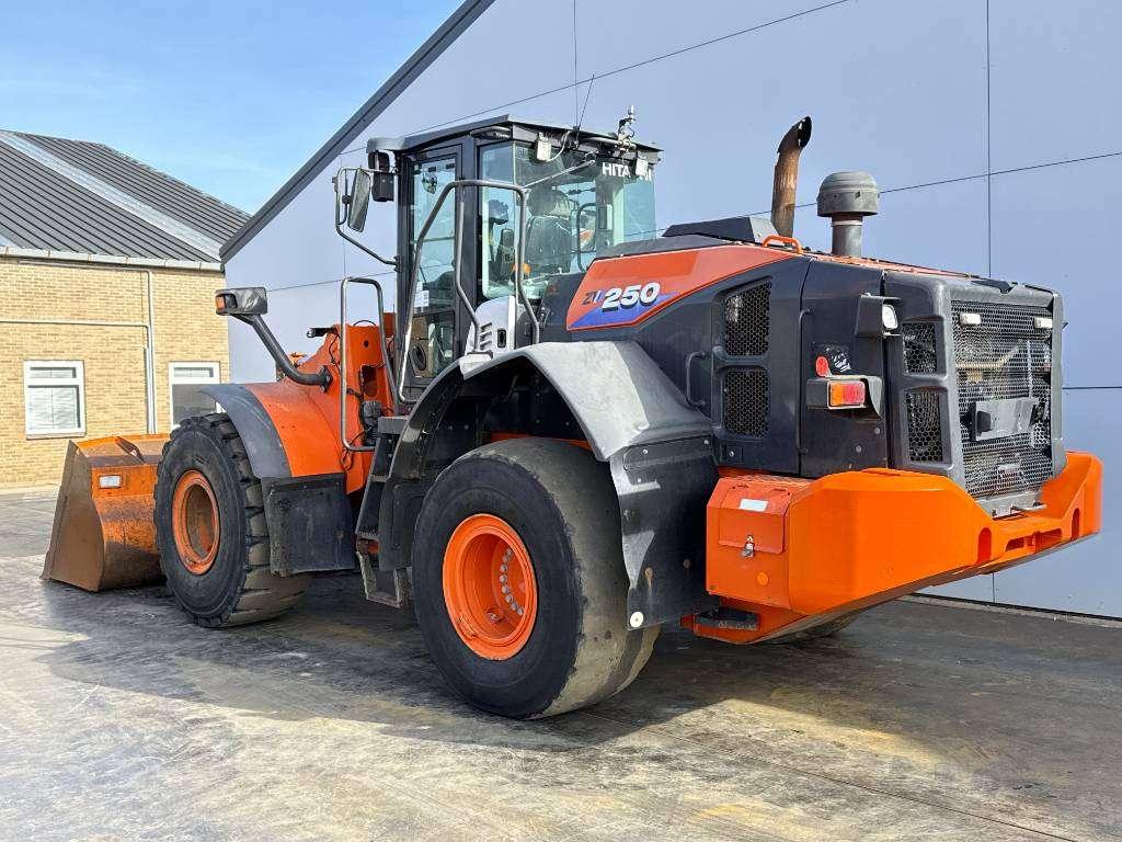 Hitachi ZW250-6 - CDC / 3rd Function / Auto Greasing Photo 3