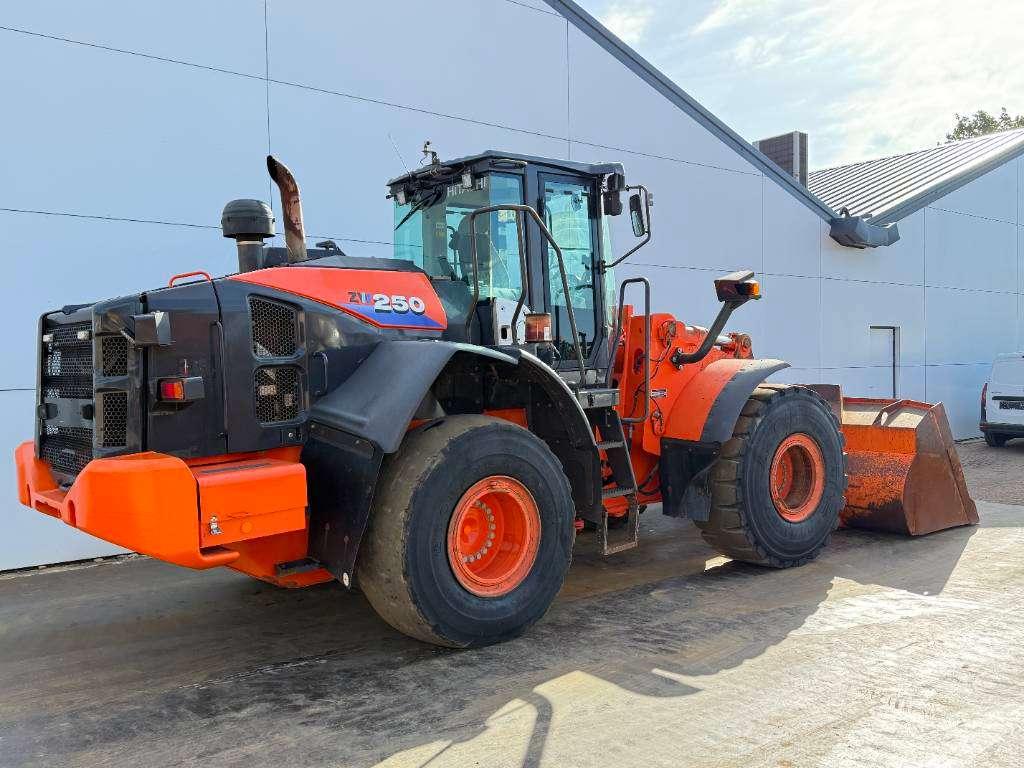 Hitachi ZW250-6 - CDC / 3rd Function / Auto Greasing Photo 5