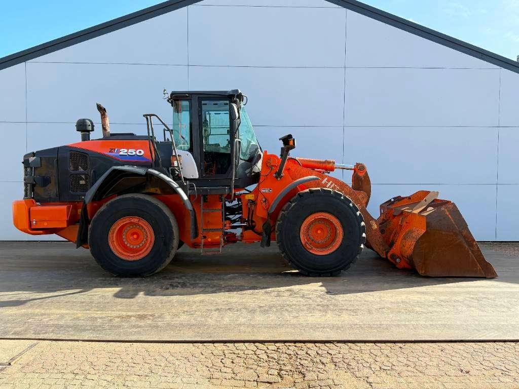 Hitachi ZW250-6 - CDC / 3rd Function / Auto Greasing Photo 6