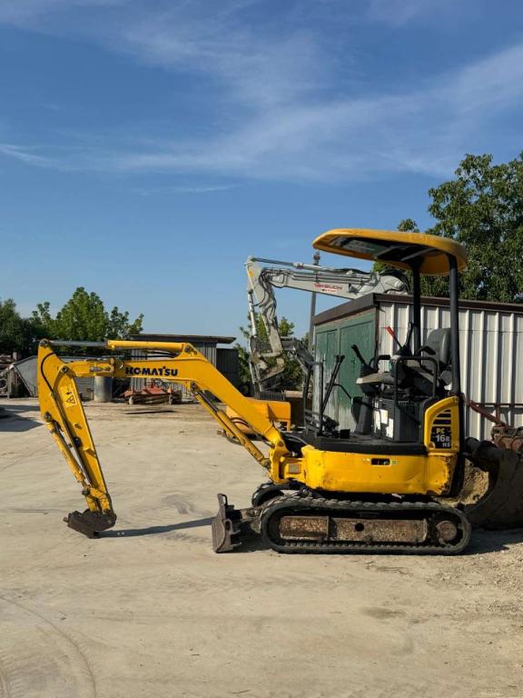Komatsu PC16R-2 Photo 1