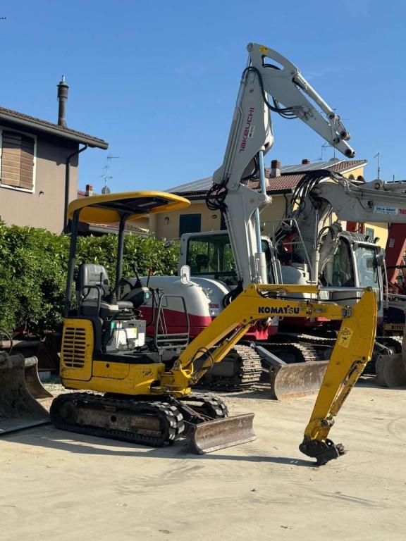 Komatsu PC16R-2 Photo 2