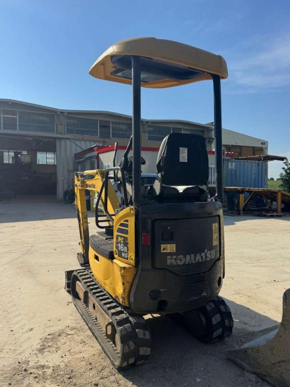 Komatsu PC16R-2 Photo 6
