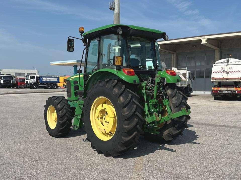 John Deere 6100D Photo 3
